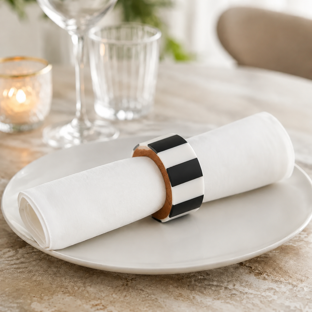 S/4 Wooden Napkin Rings Black & White